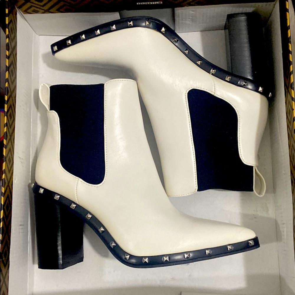 Charles by Charles David

Duke point toe boots